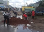 Satlantas Polres Katingan Tambal Jalan Rusak untuk Keselamatan Pengendara