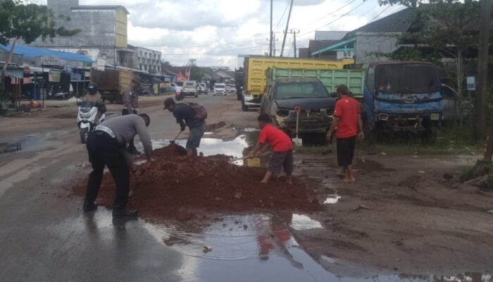 Satlantas Polres Katingan Tambal Jalan Rusak untuk Keselamatan Pengendara
