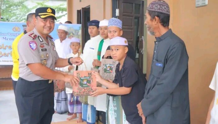 Kapolres Katingan Bersama Jajaran Berbagi Takjil di Ponpes Darul Arqom