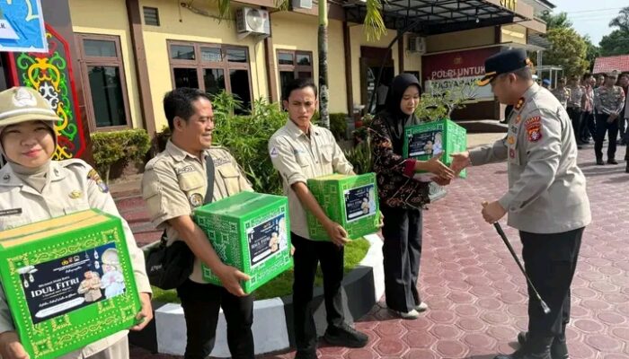 Kapolres Katingan Berbagi Bingkisan untuk Wartawan dan Mitra Kerja