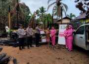 Polisi dan Bhayangkari Kompak Bantu Warga Terdampak Kebakaran di Desa Tumbang Pahanei