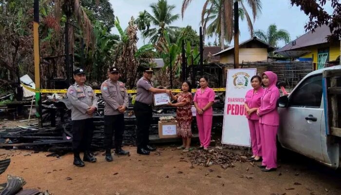 Polisi dan Bhayangkari Kompak Bantu Warga Terdampak Kebakaran di Desa Tumbang Pahanei