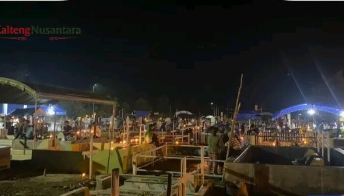 Suasana Hening, Ratusan Warga Doa di Makam saat Paskah