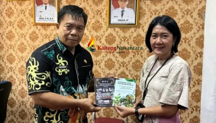 Kadisdik Katingan Terima Kunjungan SMPN 4 Katingan Kuala, Serahkan Dua Prasasti