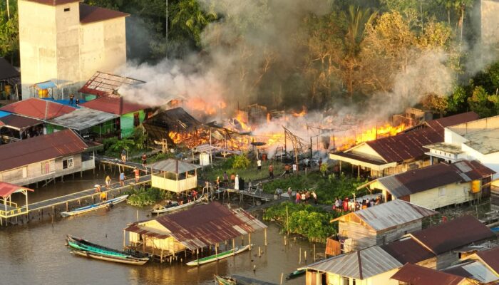 Api Cepat Menyebar, Tiga Rumah Warga di Kampung Melayu Ludes
