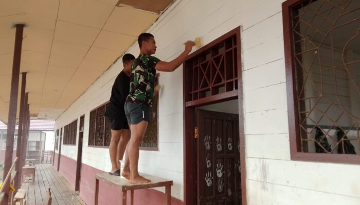 Semangat Gotong Royong TNI AD, Rehab Sekolah dan Tempat Ibadah Berlanjut di Katingan
