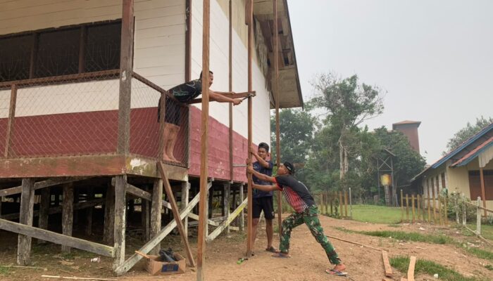 TNI AD dan Warga Gotong Royong Benahi Sekolah serta Feri Penyeberangan